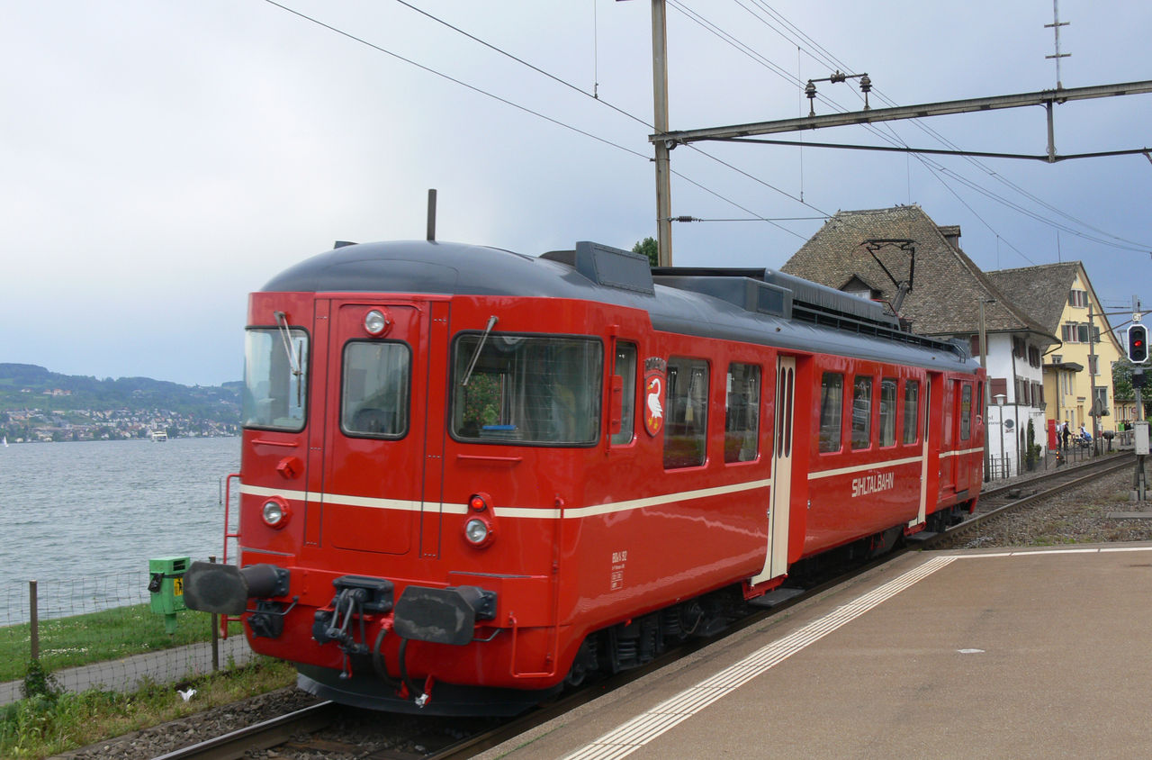 Eine rote alte Lokomotive am Bahnperon