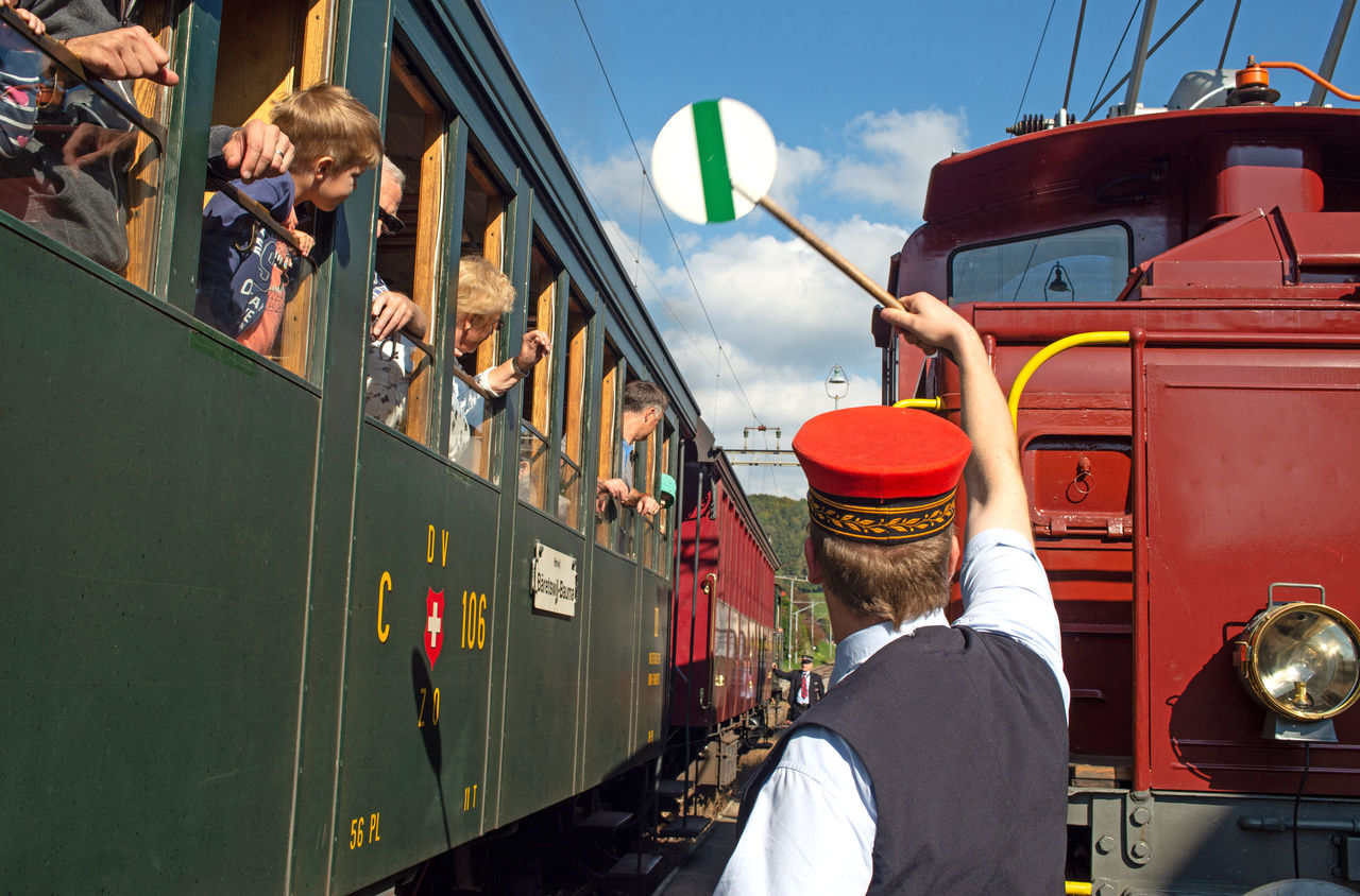Fahrgäste auf einer Fahrt mit einer Dampflokomotive des Dampfbahn-Vereins Zürcher Oberland