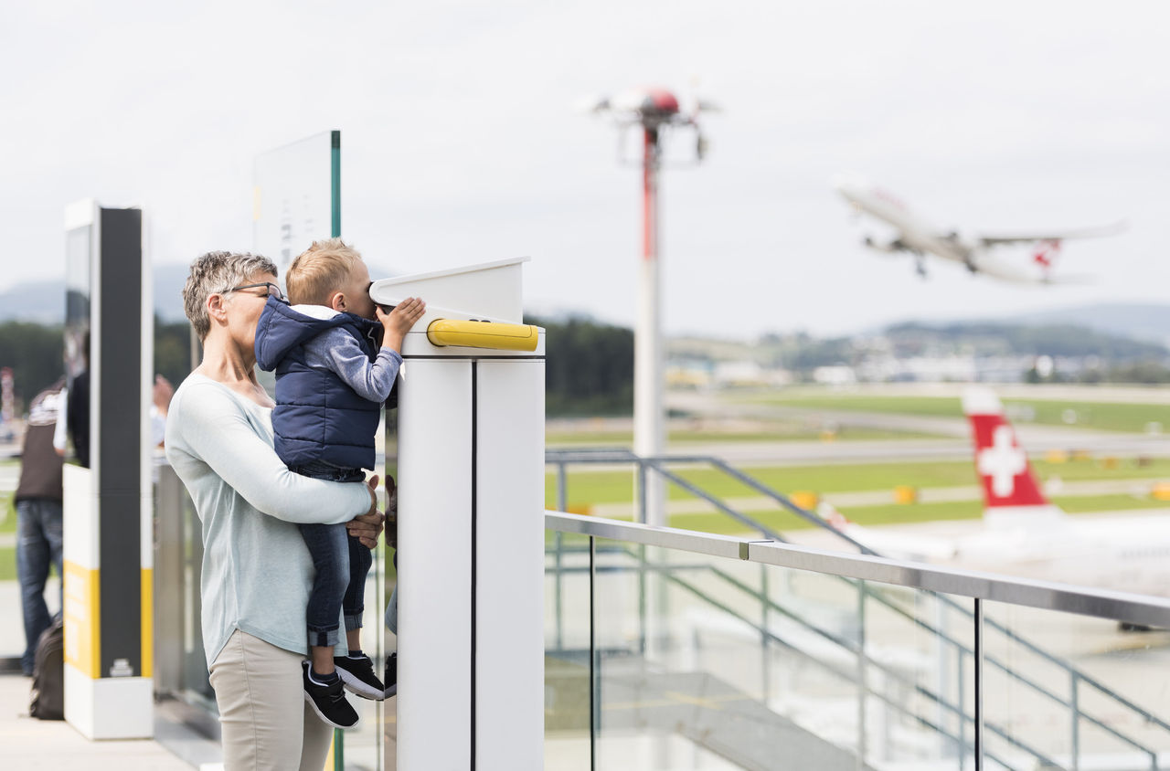Mutter mit Kind auf der Zuschauerterrasse am Flughafen Zürich