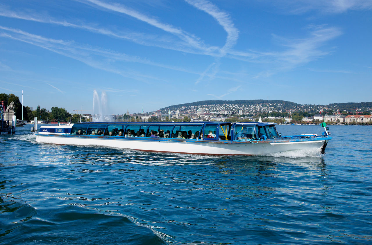 Ein flaches Limmatschiff auf dem Zürichsee.