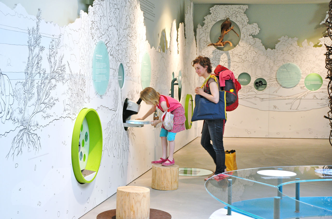 Mutter und Tochter in der interaktiven Ausstellung im Naturzentrum Thurauen in Flaach