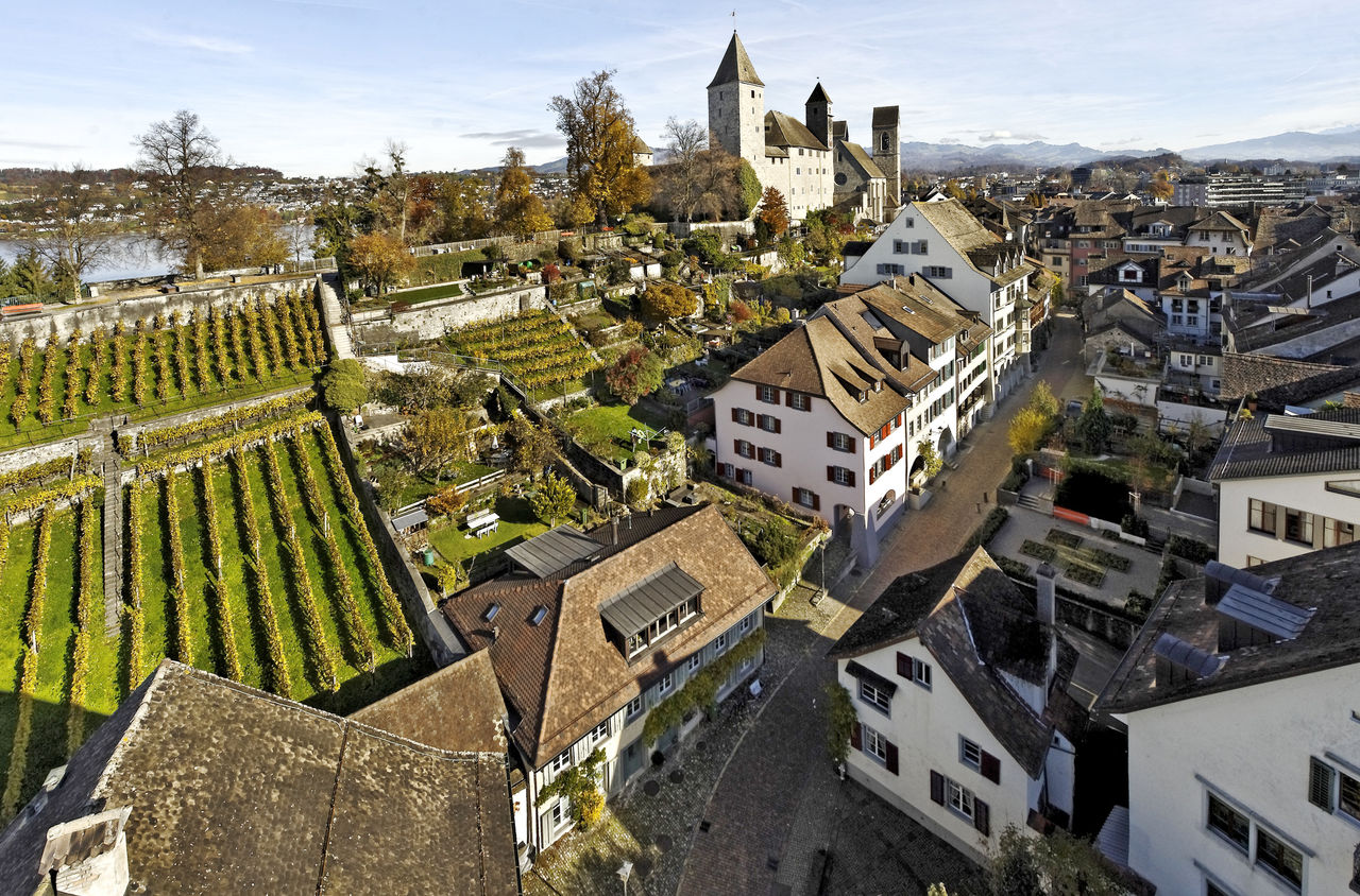 Ausblick auf den Rosengarten und das Schloss auf einer Stadtführungen durch Rapperswil-Jona