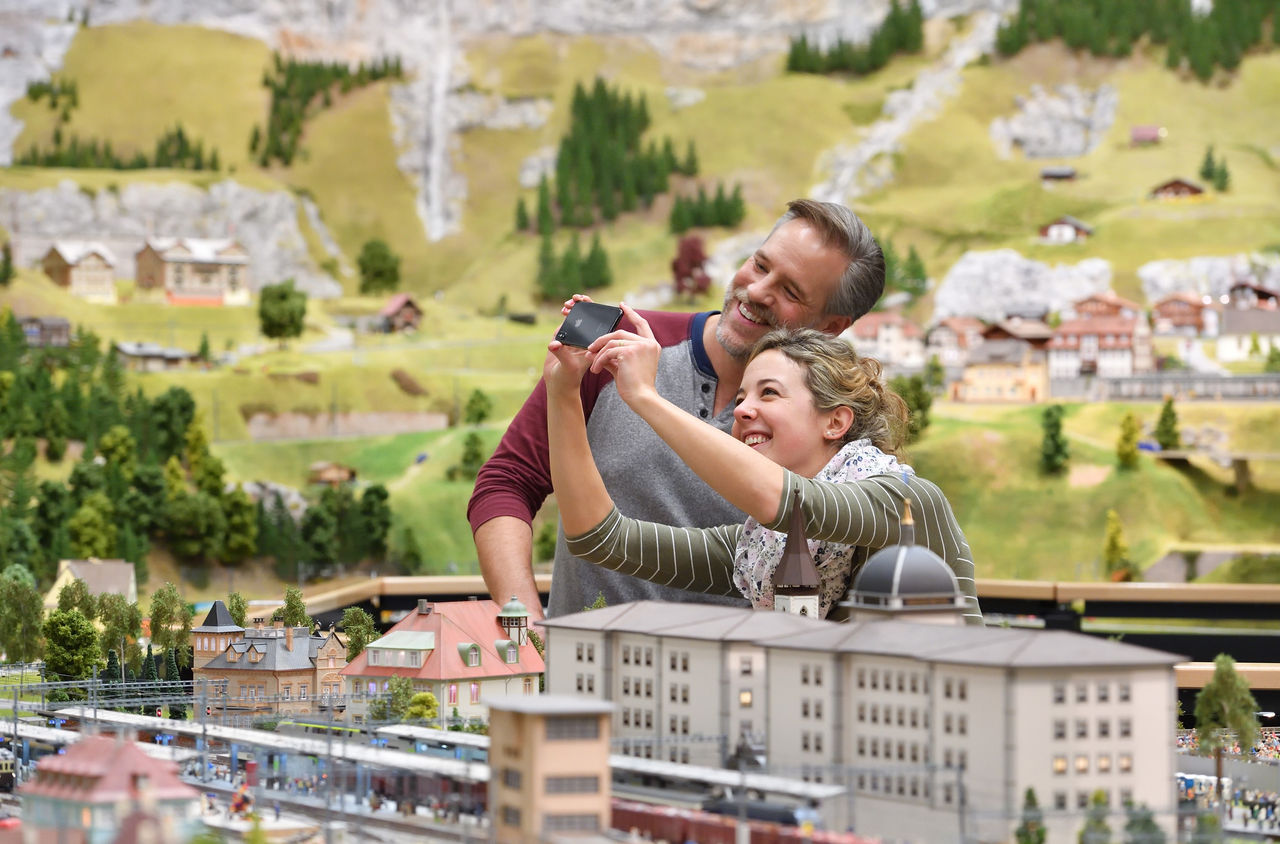 Mann und Frau machen ein Selfie in der Miniaturwelt «Smilestones» am Rheinfall.