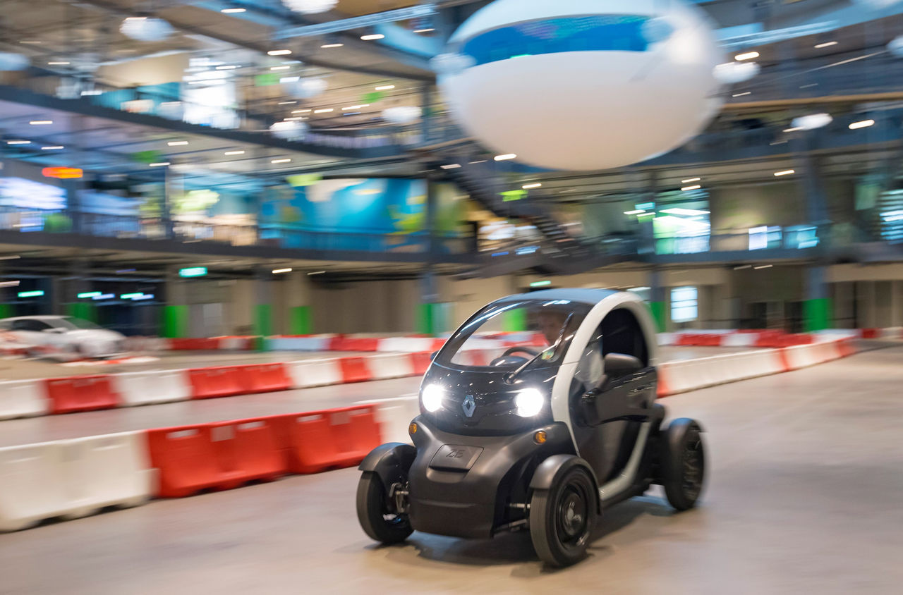 Elektroauto auf dem Testparcours in der Umwelt Arena Schweiz in Spreitenbach