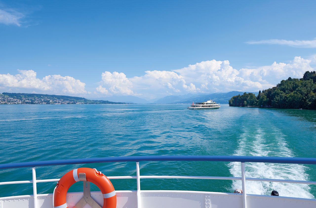 Blick auf den Zürichsee von einer Schifffahrt im Sommer