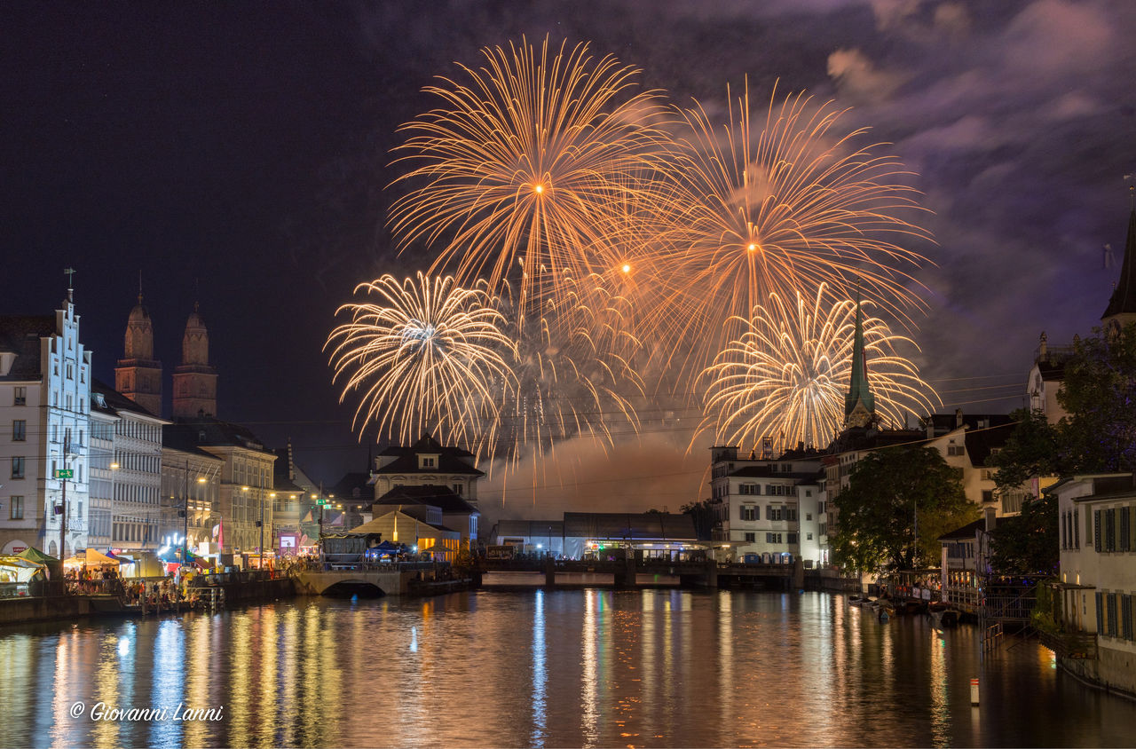 Feuerwerk über dem Zürichsee am Silvesterzauber