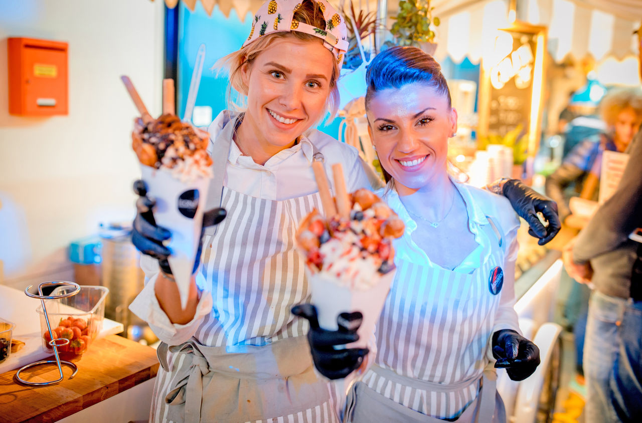 Zwei Damen präsentieren Eisbecher an der Food Zurich