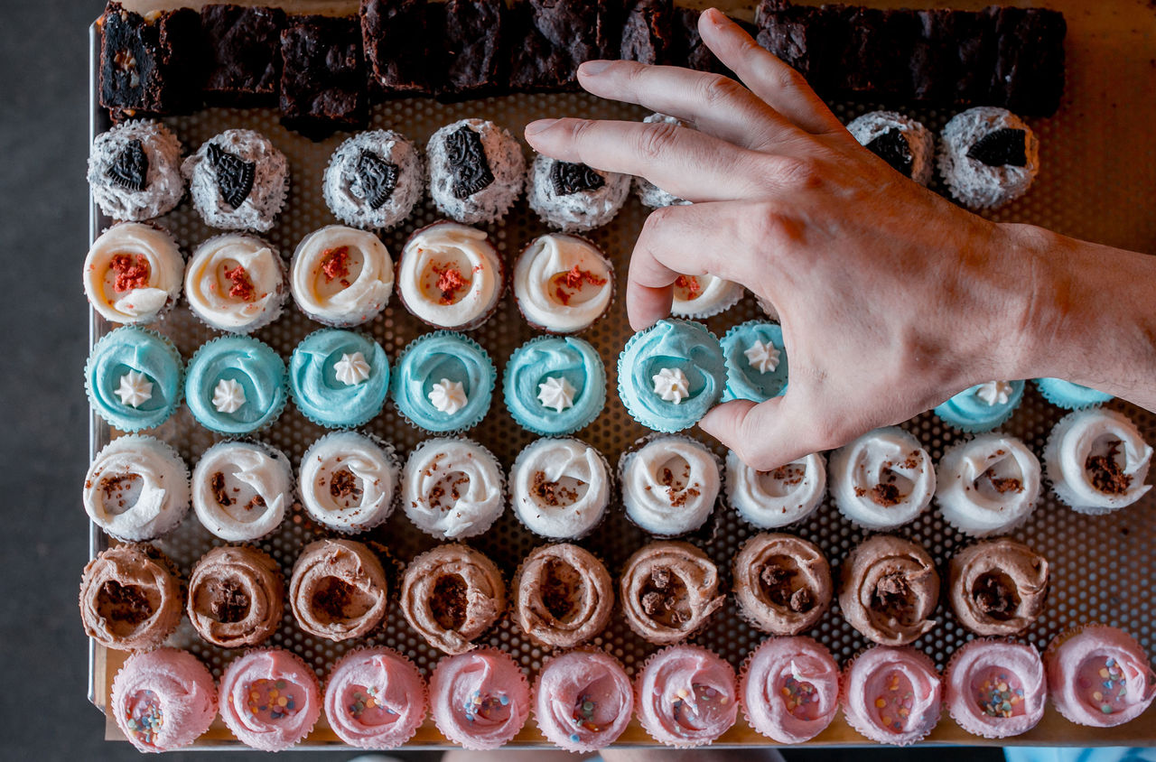 Bunte Cupcakes hübsch aufgereiht am Foodfestival Food Zürich