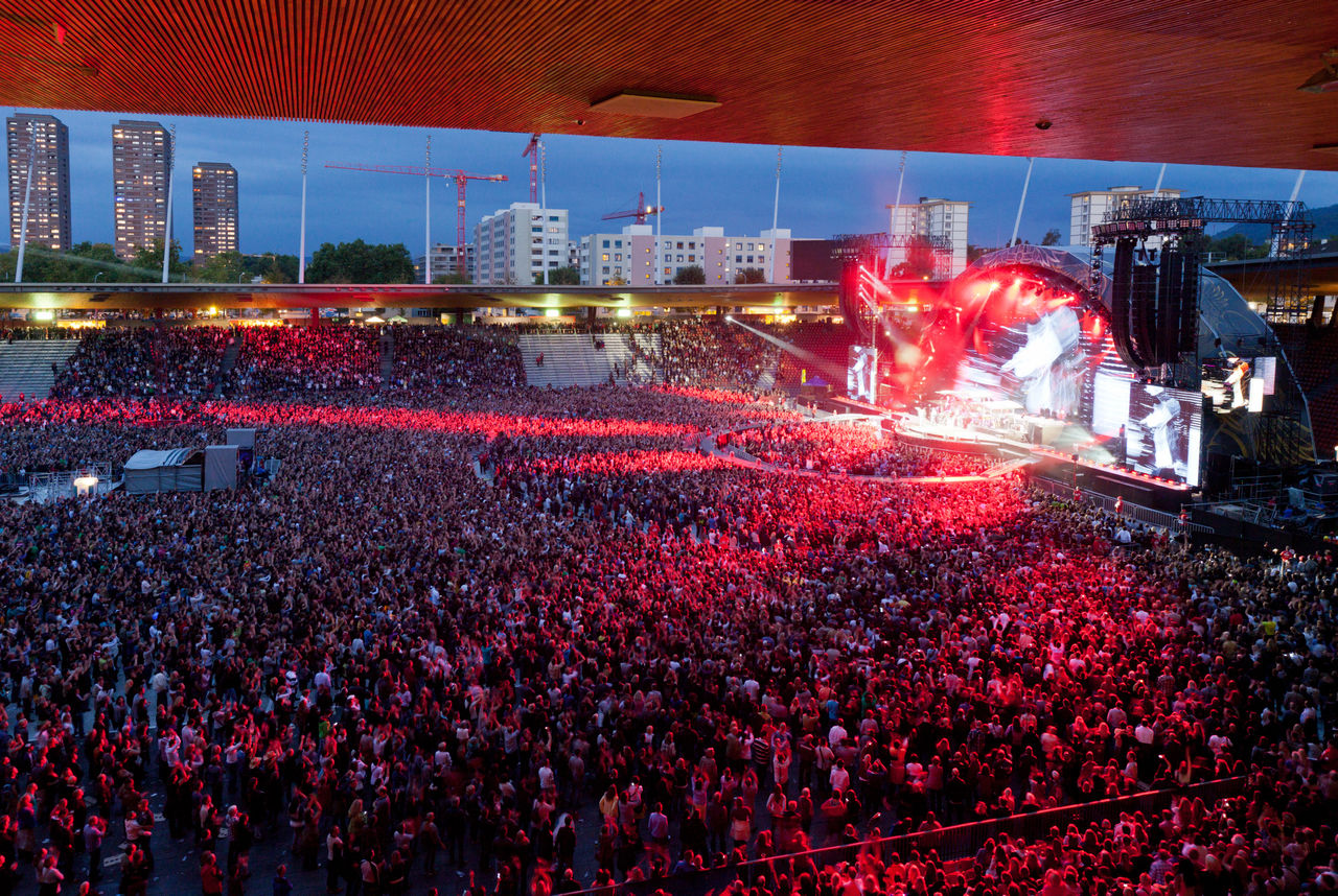 Konzert im Stadion Letzigrund mit ausverkauften Rängen und roter Lichtshow