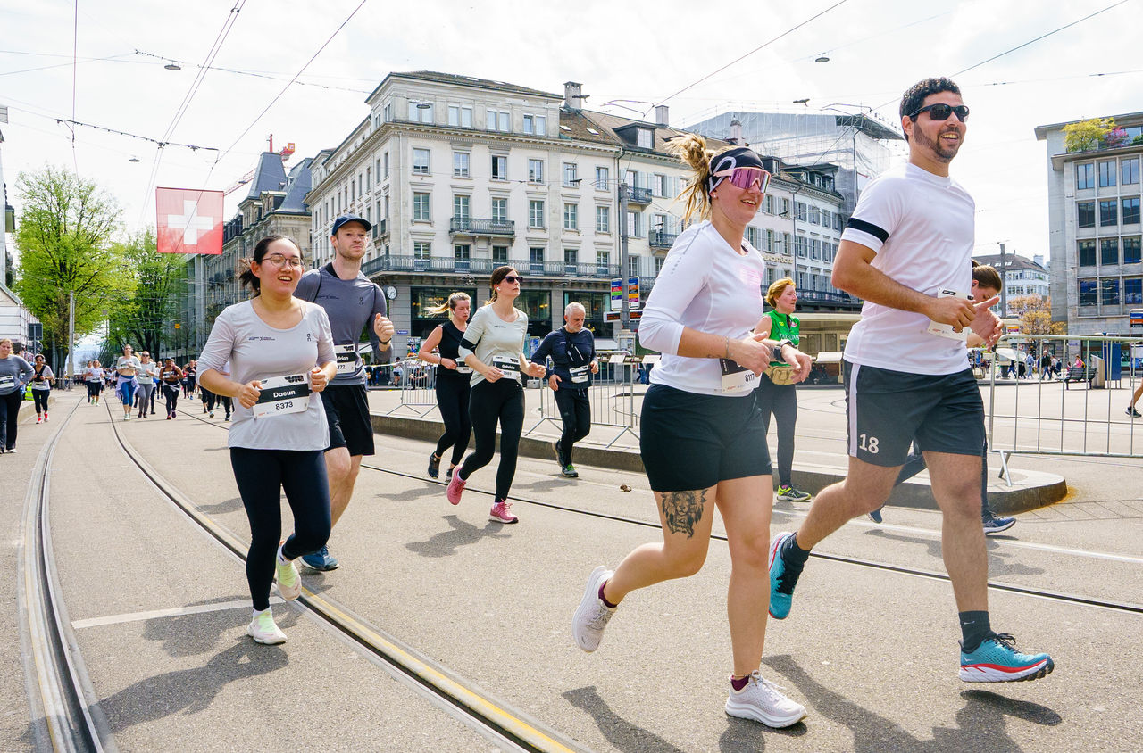 Männer rennen am Zürich Marathon 2023