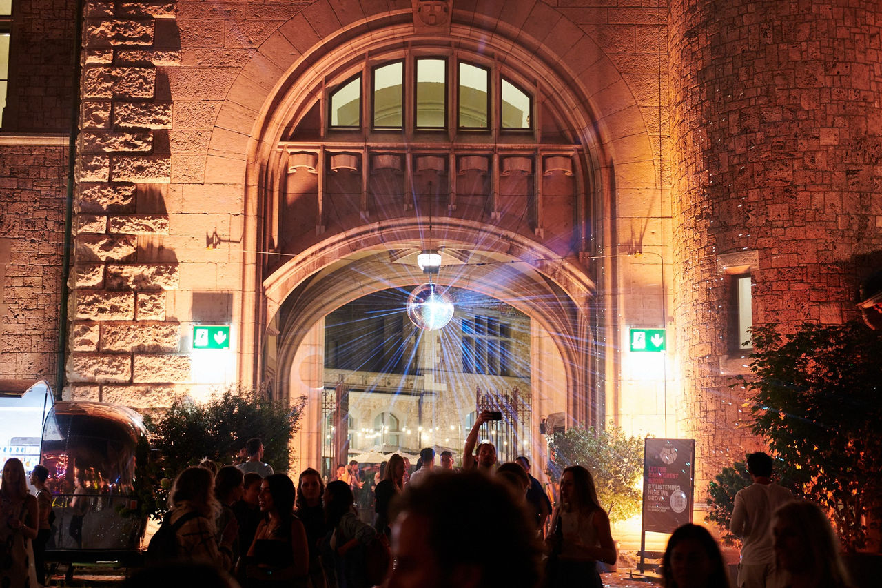 Besucher im Landesmuseum Zürich an der langen Nacht der Zürcher Museen