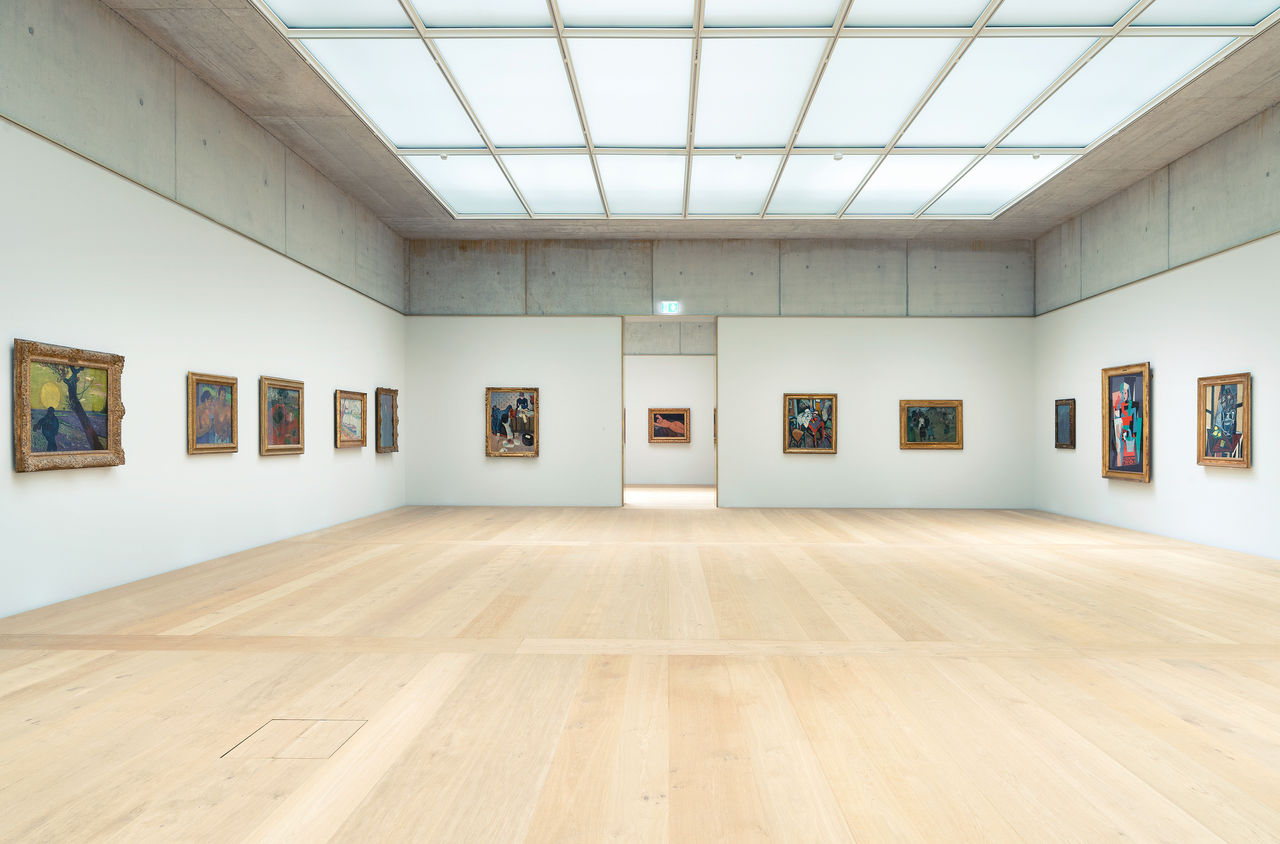 Ausstellung in einem grossen hellen Raum im Kunsthaus Zürich