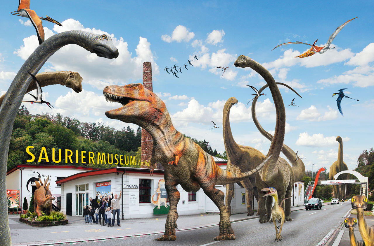 Verschiedene Dinosaurier vor dem Sauriermuseum Aathal.