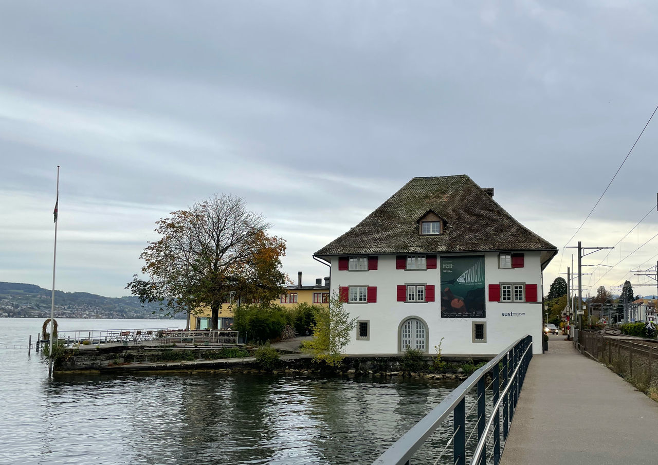 Das Museum Sust in Horgen von Aussen mit Blick auf den See.