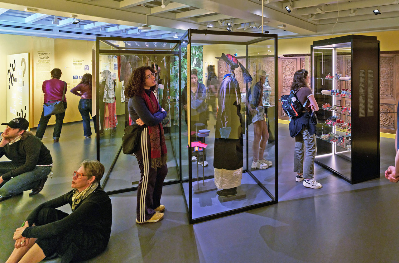 Publikum in der Ausstellung im Völkerkundemuseum der Universität Zürich