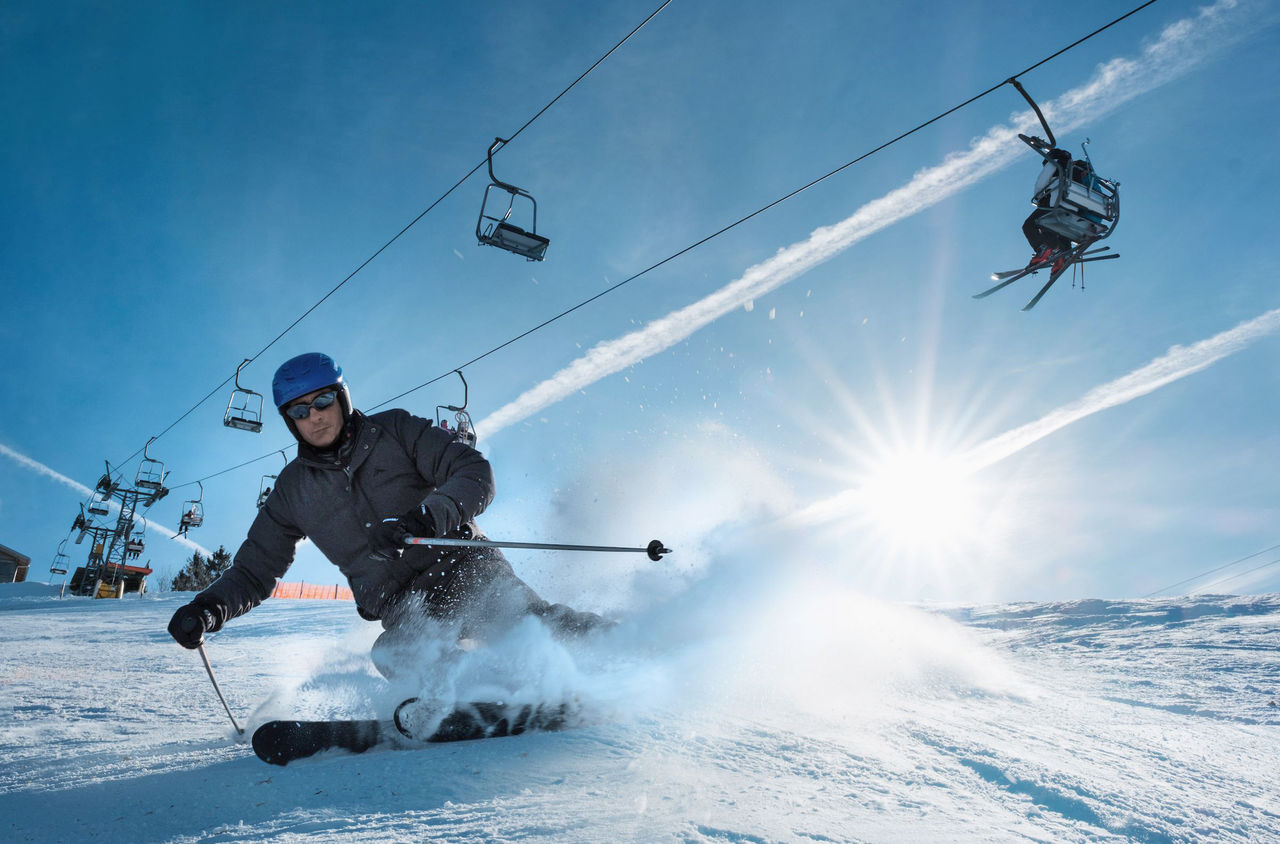 Skifahrer auf einer Piste am Atzmännig Goldingen im Winter.