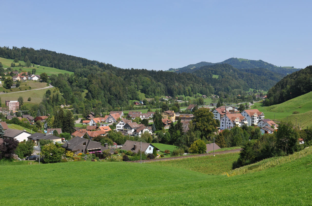 Blick auf das Dorf von einem Hügel