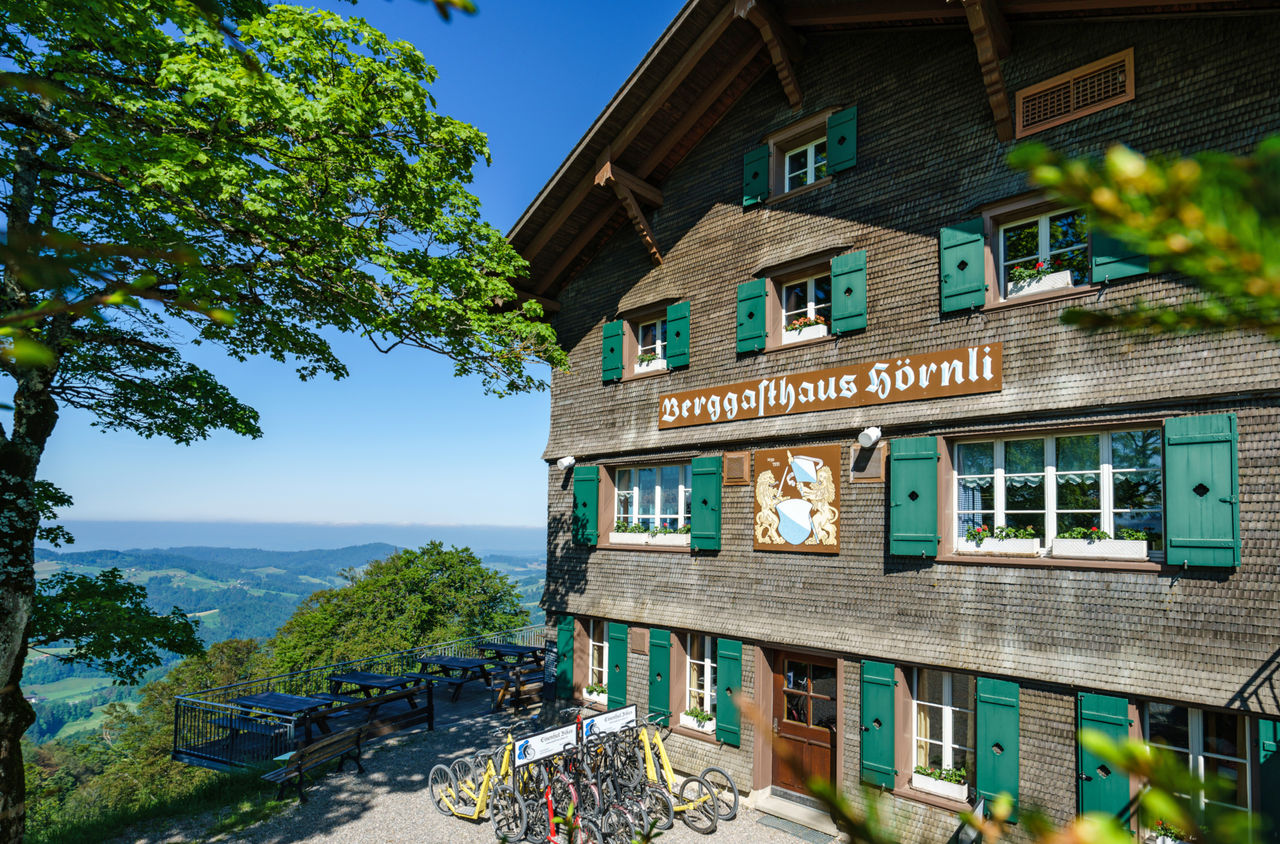 Im Berggasthaus Hörnli geniessen Sie eine feine Erfrischung und ein atemberaubendes Panorama.