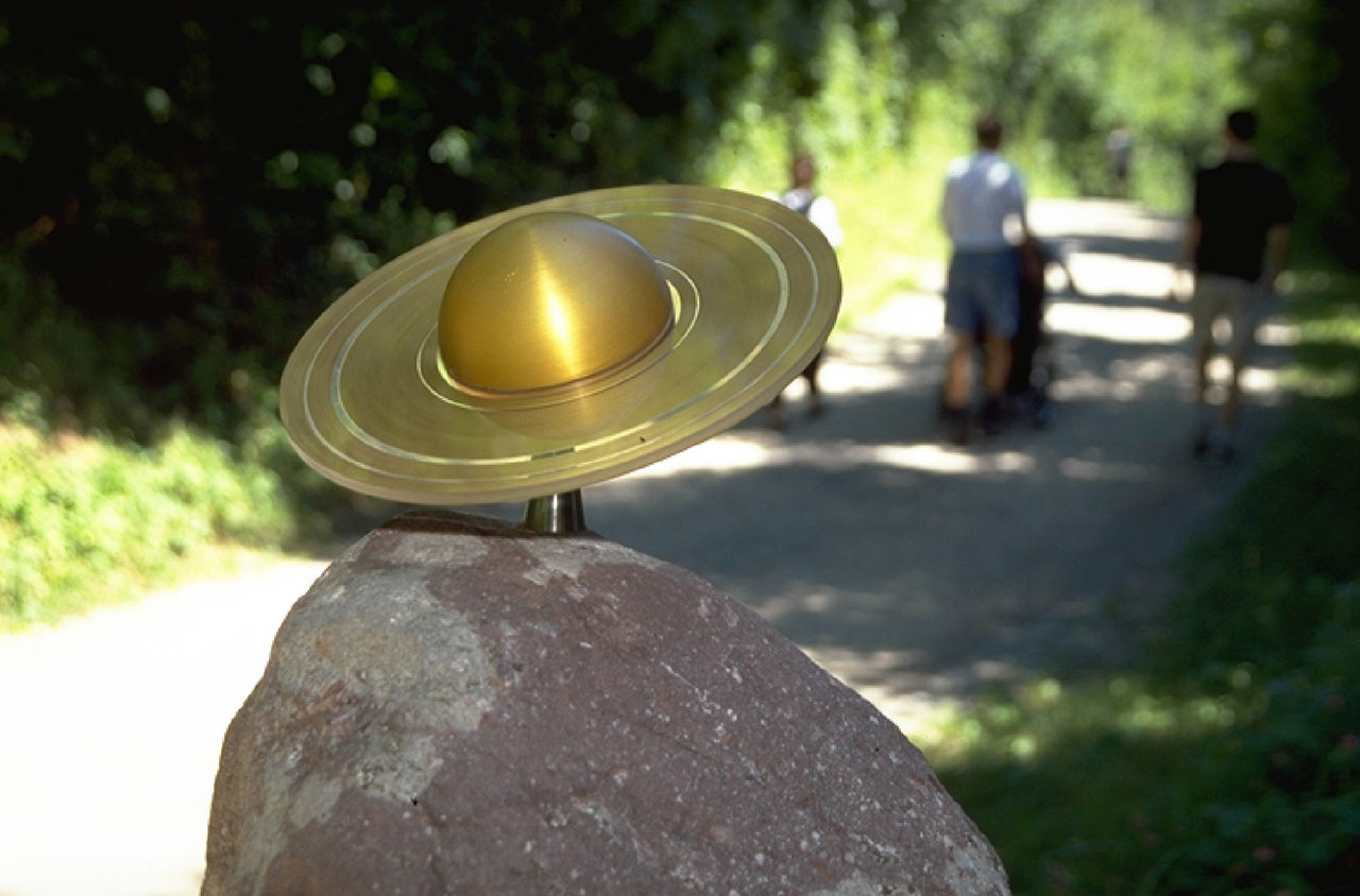 Goldene Skulptur vom Saturn