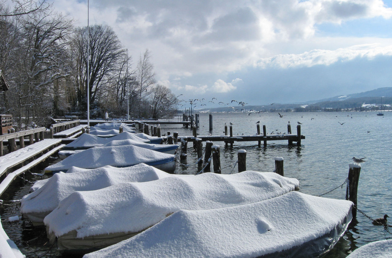 Verschneite Boote am Hafen beim Greifensee