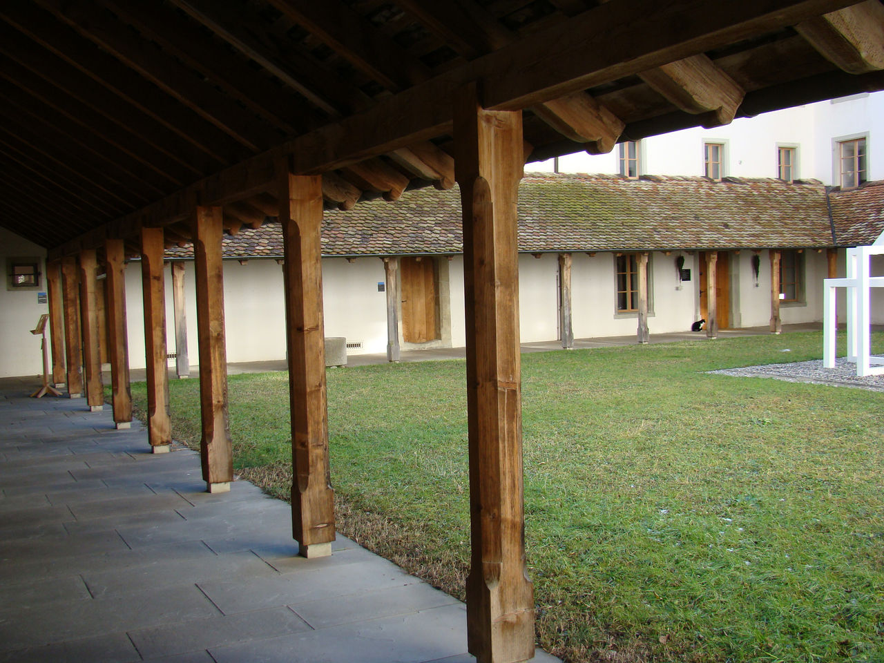 Innenhof des Klosters mit Vordach, welches von vielen Holzsäulen gestützt wird