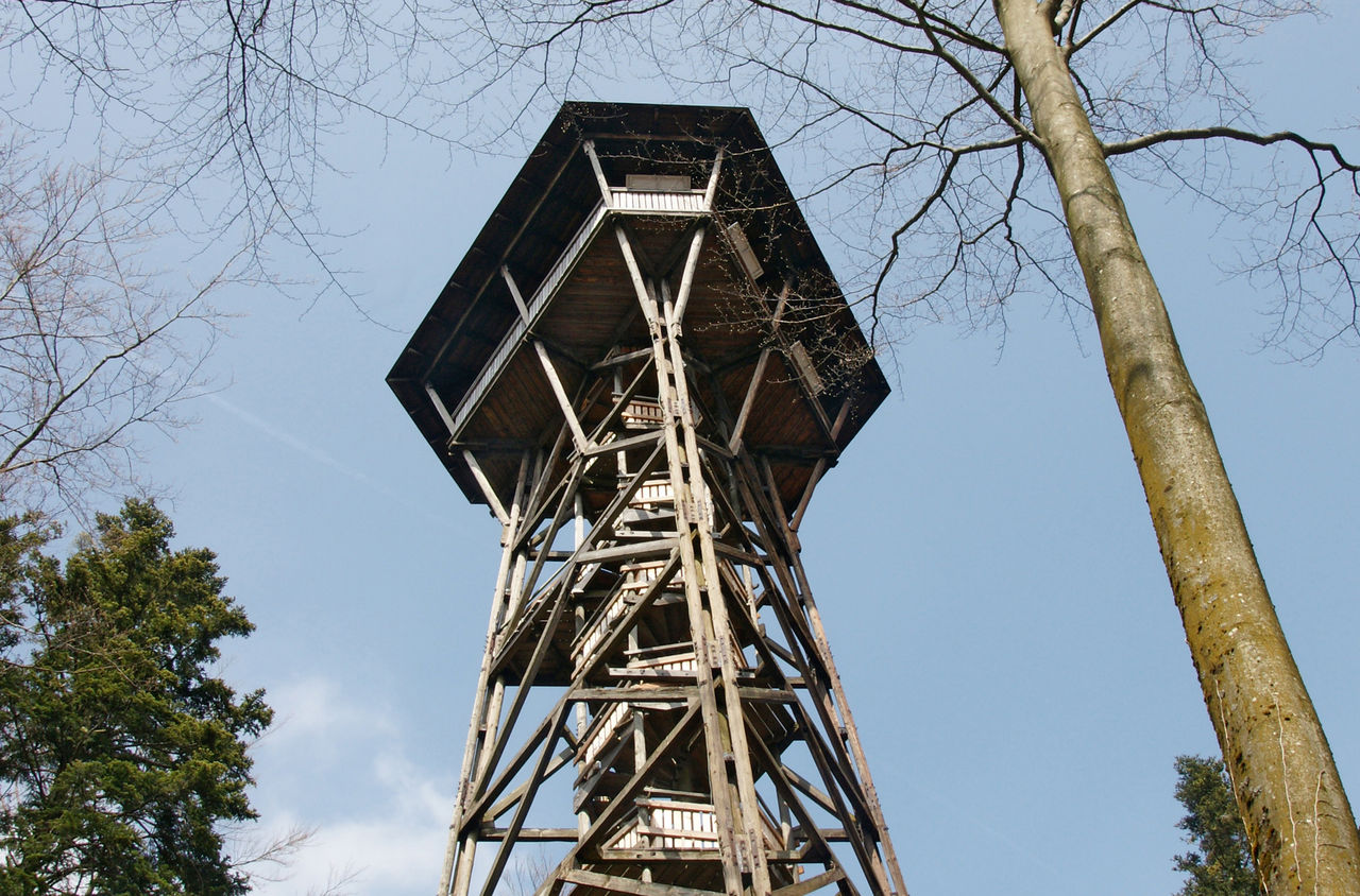 Eine Turm mit einer Aussichtsplattform