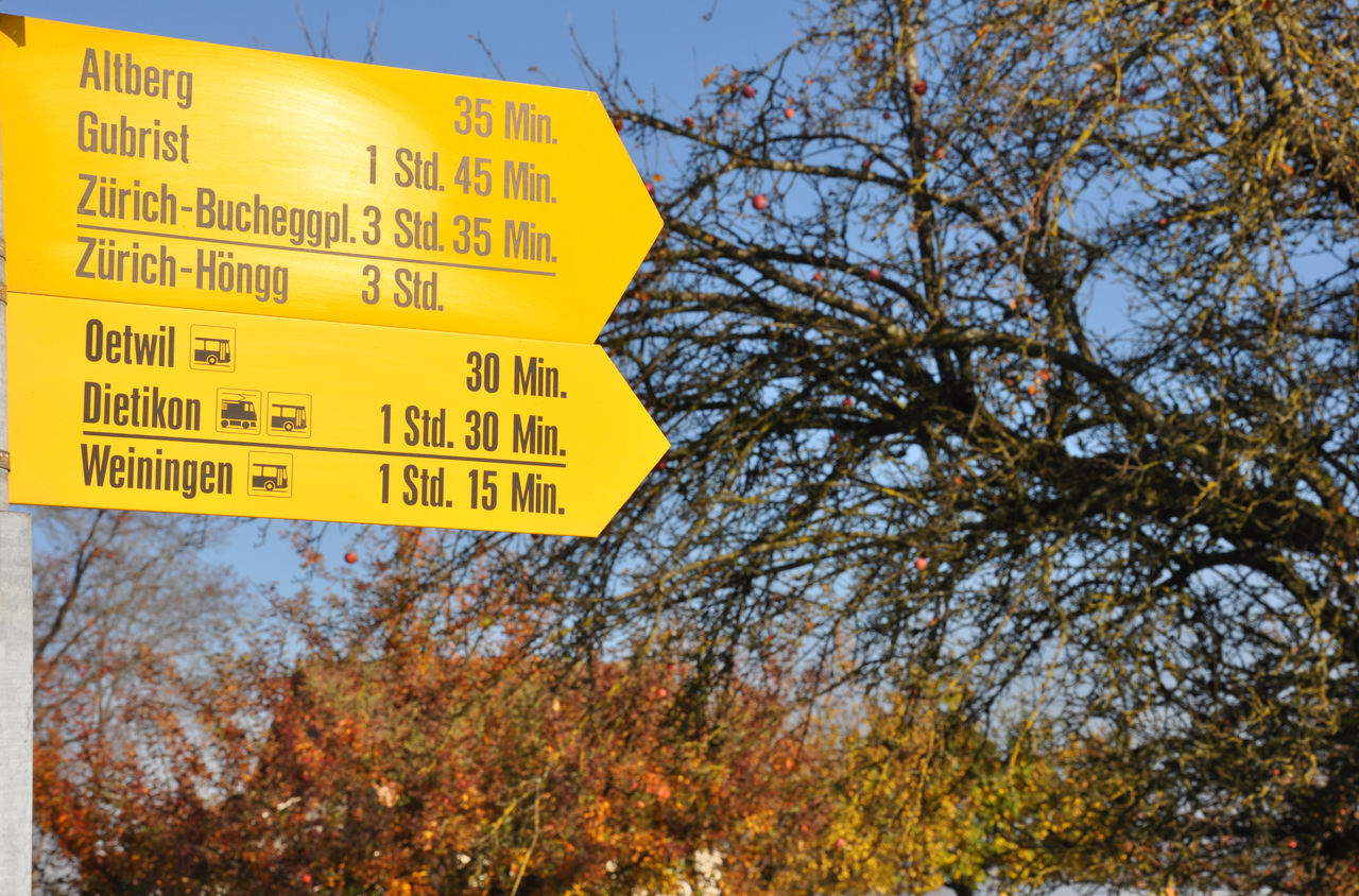 Zwei gelbe Wegweiser zeigen nach Rechts mit den Destinationen und Dauer der Wanderung
