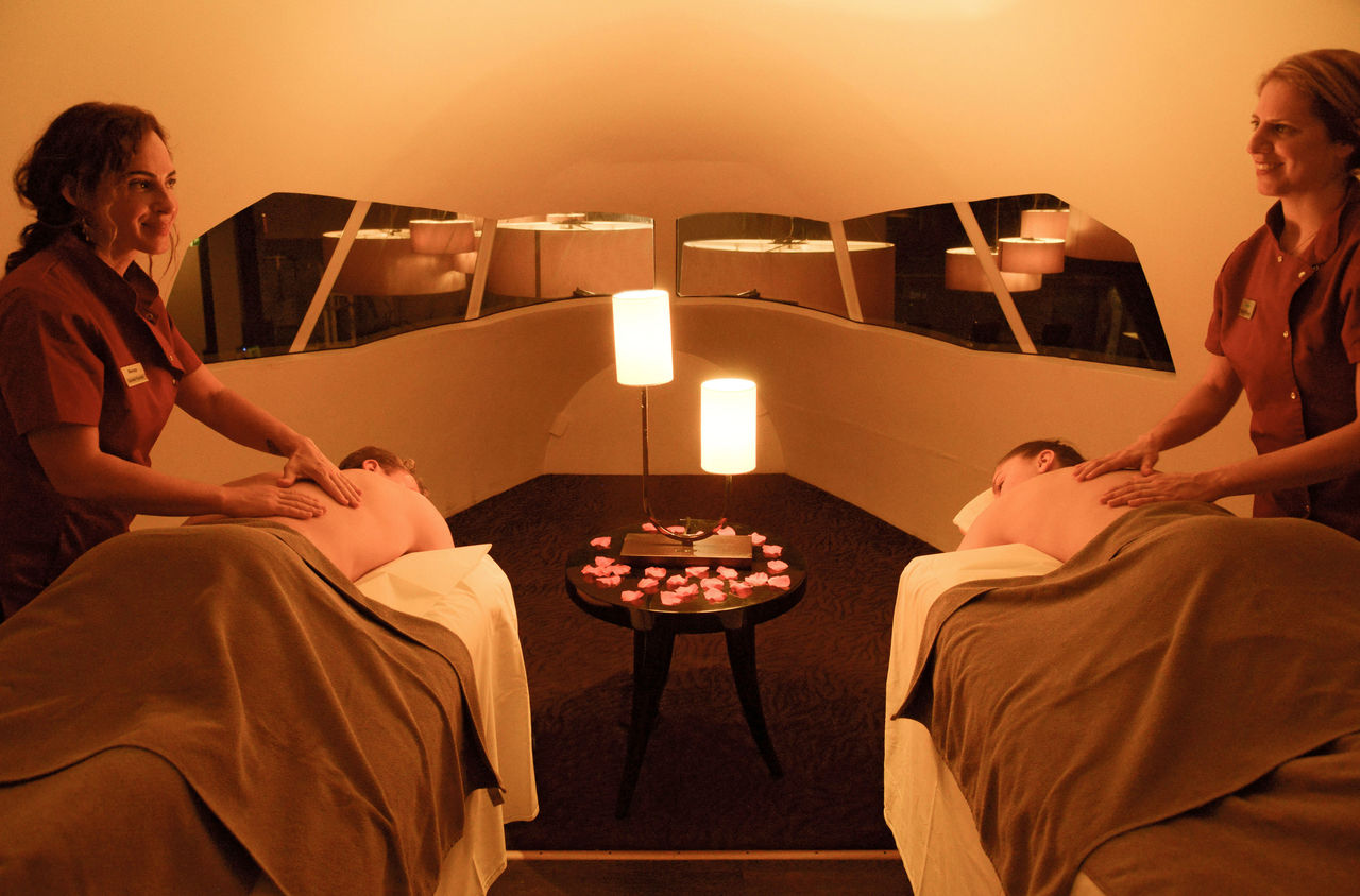 Zwei Personen geniessen eine Massage im Airport Fitness und Wellness am Flughafen Zürich.